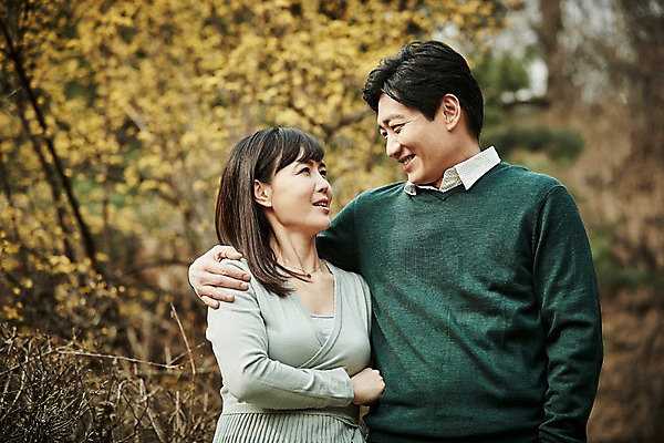 포토 JPG 주간 부부 응시 공원 여자 남자 꽃 40대 중년 남편 어깨동무 서기 웃음 상반신 야외 두명 앞모습 아웃포커스 마주보기 다정 산책 한국인 아내 개나리 중년만 국내포토 자연요소 식물 커플 시선 공공시설 뷰포인트 포즈 컨셉 모션 휴식 촬영기법 표정 사람 동양인 성인 성인만 파일형식 관계 인종 시설