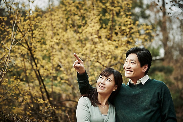 포토 JPG 주간 부부 응시 공원 여자 남자 40대 중년 남편 서기 웃음 상반신 야외 두명 앞모습 아웃포커스 팔짱 다정 산책 한국인 가리킴 아내 개나리 꽃구경 중년만 국내포토 자연요소 커플 시선 공공시설 꽃 뷰포인트 컨셉 모션 휴식 촬영기법 표정 사람 동양인 손짓 성인 성인만 파일형식