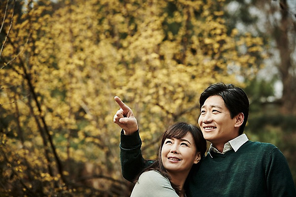 포토 JPG 주간 부부 응시 공원 여자 남자 40대 중년 남편 서기 웃음 상반신 야외 두명 앞모습 옆모습 아웃포커스 팔짱 다정 산책 한국인 가리킴 아내 개나리 꽃구경 중년만 국내포토 자연요소 커플 시선 공공시설 꽃 뷰포인트 컨셉 모션 휴식 촬영기법 표정 사람 동양인 손짓 성인 성인만 파일형식