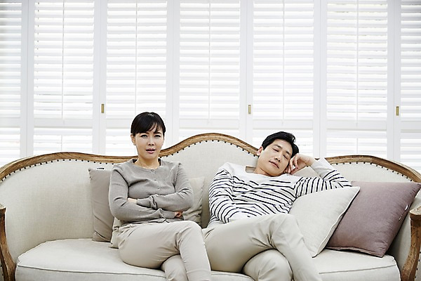 포토 JPG 부부 응시 여자 남자 40대 중년 남편 실내 앉기 상반신 두명 앞모습 소파 팔짱 눈감음 기댐 한국인 아내 잠 중년만 국내포토 커플 시선 뷰포인트 의자 모션 사람 동양인 성인 내부 성인만 파일형식
