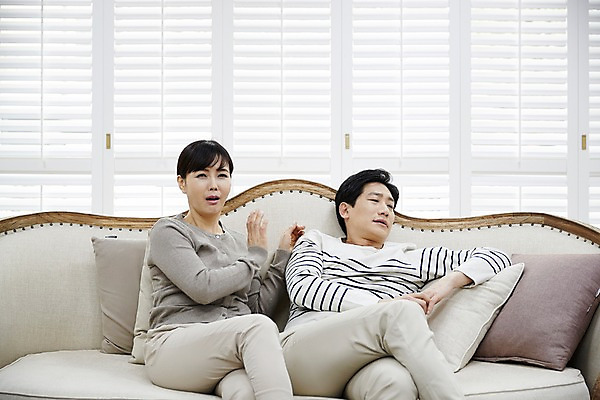포토 JPG 부부 응시 여자 남자 40대 중년 쿠션 남편 실내 앉기 상반신 두명 앞모습 소파 기댐 한국인 아내 귀찮음 중년만 국내포토 커플 시선 뷰포인트 컨셉 의자 모션 사람 동양인 성인 내부 성인만 파일형식