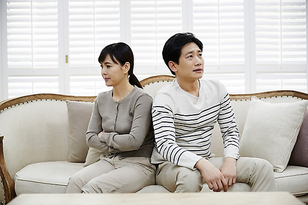 포토 JPG 부부 응시 여자 남자 40대 중년 남편 실내 앉기 상반신 두명 옆모습 소파 한국인 등돌리기 아내 찡그림 갈등 중년만 국내포토 커플 시선 뷰포인트 의자 모션 표정 사람 동양인 성인 내부 성인만 파일형식
