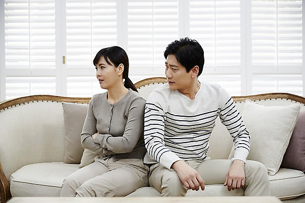 포토 JPG 부부 응시 여자 남자 40대 중년 남편 실내 앉기 상반신 두명 옆모습 소파 한국인 등돌리기 아내 갈등 중년만 국내포토 커플 시선 뷰포인트 의자 모션 사람 동양인 성인 내부 성인만 파일형식