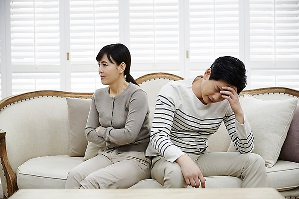 포토 JPG 부부 응시 여자 남자 40대 중년 남편 실내 앉기 상반신 두명 옆모습 소파 한국인 등돌리기 아내 찡그림 갈등 중년만 국내포토 커플 시선 뷰포인트 의자 모션 표정 사람 동양인 성인 내부 성인만 파일형식