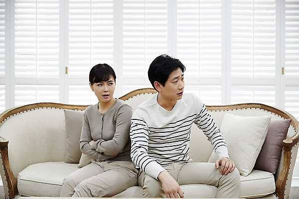 포토 JPG 부부 응시 여자 남자 40대 중년 남편 실내 웃음 앉기 상반신 두명 앞모습 옆모습 소파 한국인 등돌리기 마사지 아내 찡그림 갈등 어깨주무르기 중년만 국내포토 커플 시선 뷰포인트 의자 모션 표정 사람 동양인 성인 내부 주무르기 성인만 파일형식