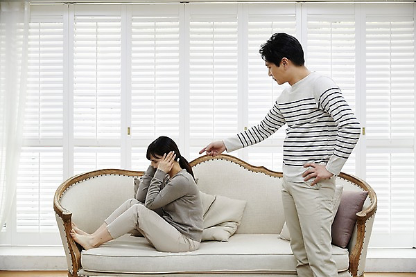 포토 JPG 부부 응시 여자 남자 40대 중년 남편 실내 서기 앉기 손짓 상반신 두명 옆모습 소파 한국인 분노 가리킴 아내 귀막기 학대 갈등 가정폭력 중년만 국내포토 커플 시선 감정 뷰포인트 의자 모션 사람 동양인 성인 내부 폭력 사회이슈 성인만 파일형식
