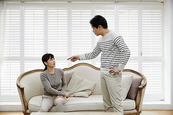 포토 JPG 부부 응시 여자 남자 40대 중년 남편 실내 서기 앉기 손짓 상반신 두명 앞모습 옆모습 소파 한국인 분노 가리킴 아내 학대 갈등 가정폭력 중년만 국내포토 커플 시선 감정 뷰포인트 의자 모션 사람 동양인 성인 내부 폭력 사회이슈 성인만 파일형식