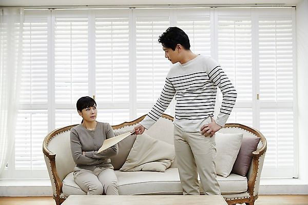 포토 JPG 부부 응시 여자 남자 40대 중년 남편 실내 서기 들기 앉기 상반신 두명 앞모습 소파 한국인 아내 주기 문서 갈등 이혼 중년만 국내포토 커플 시선 뷰포인트 의자 모션 사람 동양인 성인 내부 성인만 파일형식