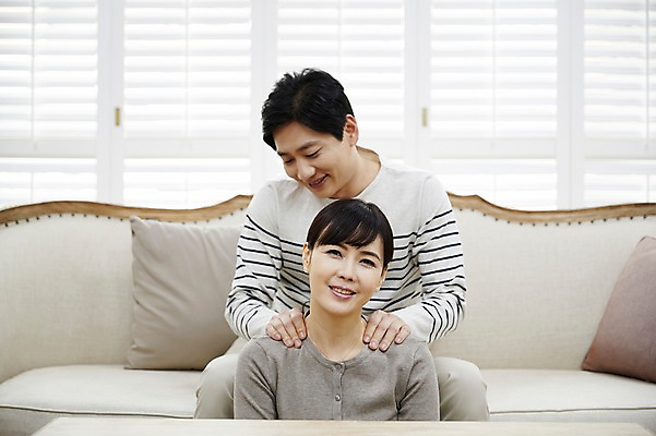포토 JPG 부부 응시 여자 남자 40대 중년 남편 실내 웃음 앉기 상반신 두명 앞모습 소파 다정 한국인 마사지 아내 어깨주무르기 중년만 국내포토 커플 시선 뷰포인트 컨셉 의자 모션 표정 사람 동양인 성인 내부 주무르기 성인만 파일형식