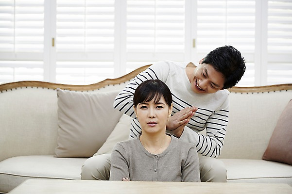 포토 JPG 부부 응시 여자 남자 40대 중년 남편 실내 웃음 앉기 상반신 두명 앞모습 소파 한국인 마사지 아내 어깨주무르기 중년만 국내포토 커플 시선 뷰포인트 의자 모션 표정 사람 동양인 성인 내부 주무르기 성인만 파일형식