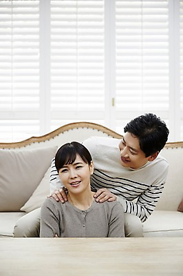 포토 JPG 부부 응시 여자 남자 40대 중년 남편 실내 웃음 앉기 상반신 두명 앞모습 소파 다정 한국인 마사지 아내 어깨주무르기 중년만 국내포토 커플 시선 뷰포인트 컨셉 의자 모션 표정 사람 동양인 성인 내부 주무르기 성인만 파일형식