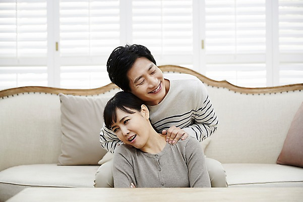 포토 JPG 부부 응시 여자 남자 40대 중년 남편 실내 웃음 앉기 상반신 두명 앞모습 소파 기댐 다정 한국인 마사지 아내 어깨주무르기 중년만 국내포토 커플 시선 뷰포인트 컨셉 의자 모션 표정 사람 동양인 성인 내부 주무르기 성인만 파일형식