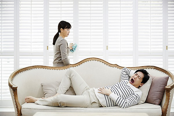 포토 JPG 전신 부부 응시 여자 남자 40대 중년 남편 휴식 실내 서기 들기 상반신 두명 옆모습 소파 눕기 한국인 아내 청소 하품 걸레 중년만 국내포토 커플 시선 뷰포인트 컨셉 의자 모션 사람 동양인 성인 내부 청소도구 생리현상 성인만 파일형식 가구 관계 인종 도구 현상 생활용품 오브젝트