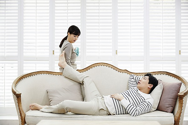 포토 JPG 전신 부부 응시 여자 남자 40대 중년 남편 휴식 실내 서기 들기 상반신 두명 옆모습 소파 눕기 한국인 아내 청소 걸레 중년만 국내포토 커플 시선 뷰포인트 컨셉 의자 모션 사람 동양인 성인 내부 청소도구 성인만 파일형식
