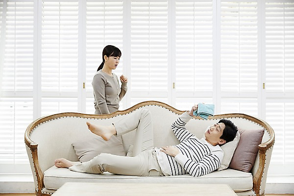 포토 JPG 전신 부부 응시 여자 남자 40대 중년 남편 휴식 실내 서기 들기 상반신 두명 옆모습 소파 눕기 한국인 아내 찡그림 청소 걸레 중년만 국내포토 커플 시선 뷰포인트 컨셉 의자 모션 표정 사람 동양인 성인 내부 청소도구 성인만 파일형식