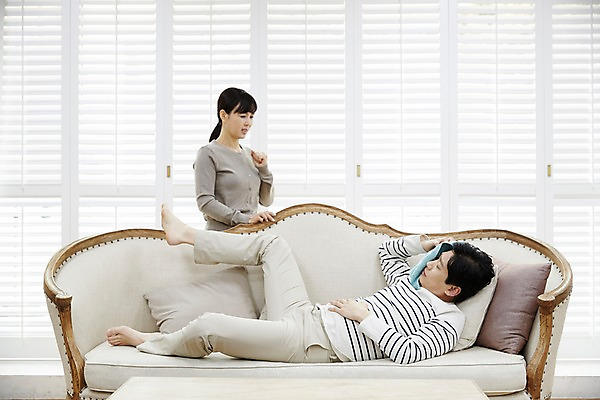 포토 JPG 전신 부부 응시 여자 남자 40대 중년 남편 휴식 실내 서기 들기 상반신 두명 옆모습 소파 눕기 한국인 아내 찡그림 청소 걸레 중년만 국내포토 커플 시선 뷰포인트 컨셉 의자 모션 표정 사람 동양인 성인 내부 청소도구 성인만 파일형식