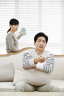 포토 JPG 부부 응시 여자 남자 40대 중년 남편 실내 서기 들기 앉기 상반신 두명 앞모습 옆모습 아웃포커스 소파 한국인 아내 찡그림 리모컨 청소 걸레 중년만 국내포토 커플 시선 뷰포인트 의자 모션 촬영기법 표정 사람 동양인 성인 내부 청소도구 성인만 파일형식