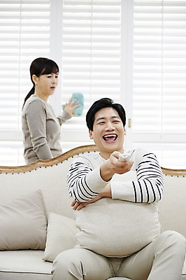 포토 JPG 부부 응시 여자 남자 40대 중년 남편 실내 서기 웃음 들기 앉기 상반신 두명 앞모습 옆모습 아웃포커스 소파 한국인 아내 리모컨 청소 걸레 중년만 국내포토 커플 시선 뷰포인트 의자 모션 촬영기법 표정 사람 동양인 성인 내부 청소도구 성인만 파일형식