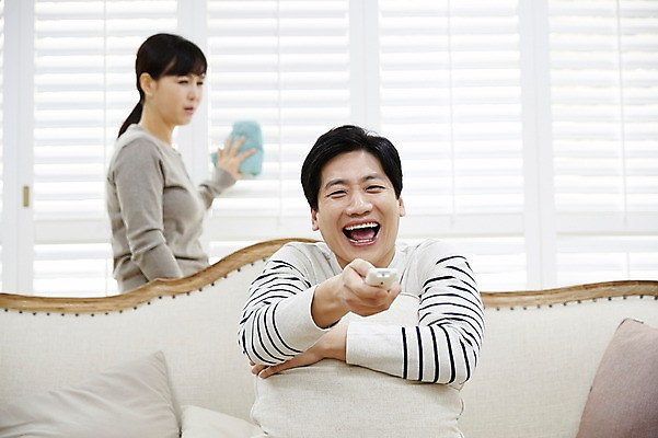 포토 JPG 부부 응시 여자 남자 40대 중년 남편 실내 서기 웃음 들기 앉기 상반신 두명 앞모습 옆모습 아웃포커스 소파 한국인 아내 리모컨 청소 걸레 중년만 국내포토 커플 시선 뷰포인트 의자 모션 촬영기법 표정 사람 동양인 성인 내부 청소도구 성인만 파일형식
