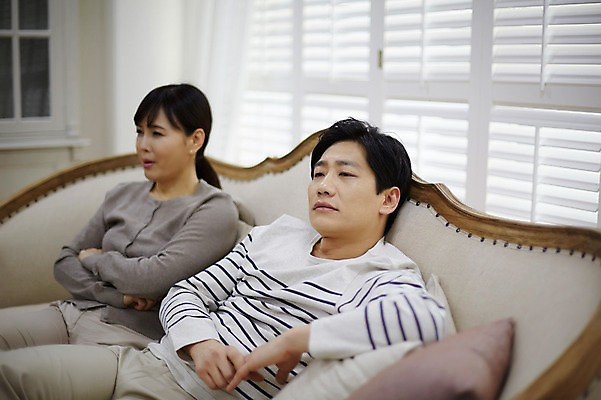 포토 JPG 부부 응시 여자 남자 40대 중년 남편 실내 앉기 상반신 두명 옆모습 아웃포커스 소파 팔짱 기댐 한국인 아내 중년만 국내포토 커플 시선 뷰포인트 의자 모션 촬영기법 사람 동양인 성인 내부 성인만 파일형식