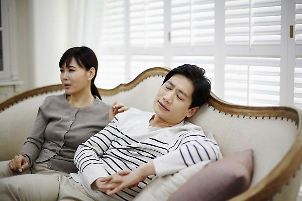 포토 JPG 부부 응시 여자 남자 40대 중년 남편 실내 앉기 상반신 두명 옆모습 아웃포커스 소파 기댐 한국인 아내 찡그림 중년만 국내포토 커플 시선 뷰포인트 의자 모션 촬영기법 표정 사람 동양인 성인 내부 성인만 파일형식