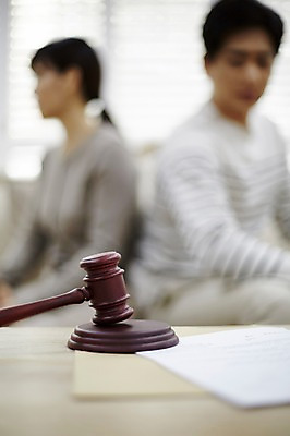 포토 JPG 부부 응시 여자 남자 40대 중년 남편 실내 앉기 상반신 두명 옆모습 아웃포커스 소파 한국인 등돌리기 아내 문서 의사봉 갈등 이혼 중년만 국내포토 커플 시선 뷰포인트 의자 모션 촬영기법 사람 동양인 성인 내부 성인만 파일형식