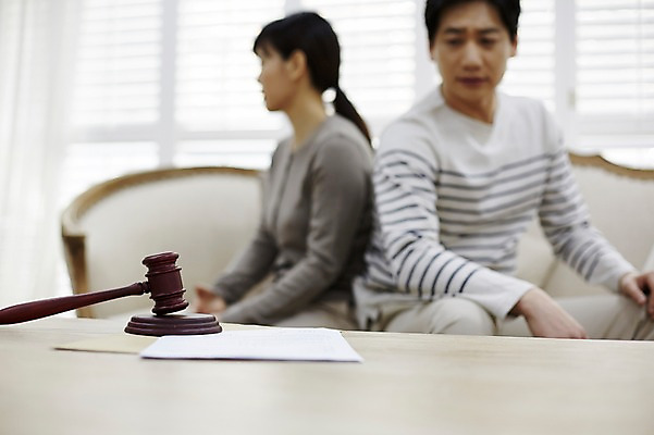 포토 JPG 부부 응시 여자 남자 40대 중년 남편 실내 앉기 상반신 두명 옆모습 아웃포커스 소파 한국인 등돌리기 아내 문서 의사봉 갈등 이혼 중년만 국내포토 커플 시선 뷰포인트 의자 모션 촬영기법 사람 동양인 성인 내부 성인만 파일형식