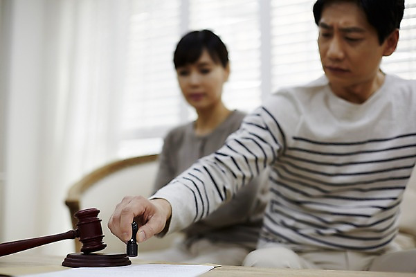 포토 JPG 부부 응시 여자 남자 40대 중년 남편 실내 앉기 상반신 두명 앞모습 아웃포커스 도장 소파 한국인 아내 문서 의사봉 이혼 찍기 중년만 국내포토 커플 시선 뷰포인트 의자 모션 촬영기법 사람 동양인 성인 내부 성인만 파일형식