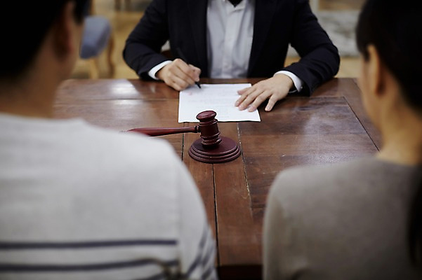 포토 JPG 부부 응시 여자 남자 40대 실내 앉기 상반신 성인 앞모습 뒷모습 아웃포커스 세명 한국인 판사 책상 문서 의사봉 이혼 국내포토 커플 시선 뷰포인트 중년 가구 모션 촬영기법 사람 동양인 내부 법률가 파일형식