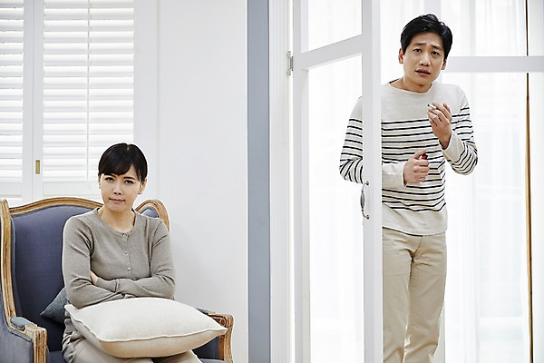 포토 JPG 부부 응시 여자 남자 40대 중년 쿠션 남편 담배 실내 서기 들기 앉기 상반신 두명 앞모습 소파 한국인 아내 찡그림 갈등 중년만 국내포토 커플 시선 뷰포인트 의자 모션 표정 사람 동양인 성인 내부 성인만 파일형식