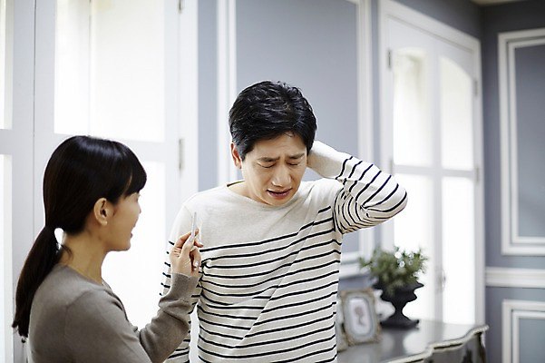 포토 JPG 부부 응시 여자 남자 40대 중년 남편 담배 실내 서기 들기 상반신 두명 앞모습 옆모습 한국인 아내 찡그림 꾸지람 갈등 중년만 국내포토 커플 시선 뷰포인트 모션 표정 사람 동양인 성인 내부 체벌 성인만 파일형식