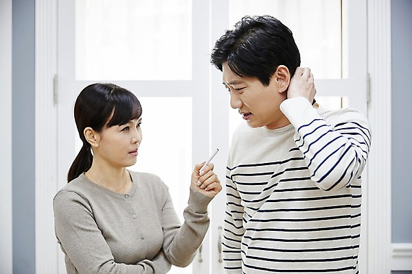 포토 JPG 부부 응시 여자 남자 40대 중년 남편 담배 실내 서기 들기 상반신 두명 옆모습 한국인 아내 찡그림 꾸지람 갈등 중년만 국내포토 커플 시선 뷰포인트 모션 표정 사람 동양인 성인 내부 체벌 성인만 파일형식 관계 인종