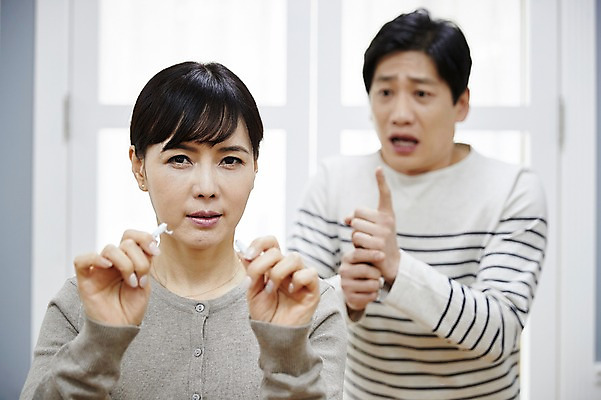 포토 JPG 부부 응시 여자 남자 40대 중년 남편 담배 실내 서기 들기 상반신 두명 앞모습 아웃포커스 손상 한국인 아내 갈등 중년만 국내포토 커플 시선 뷰포인트 컨셉 모션 촬영기법 사람 동양인 성인 내부 성인만 파일형식