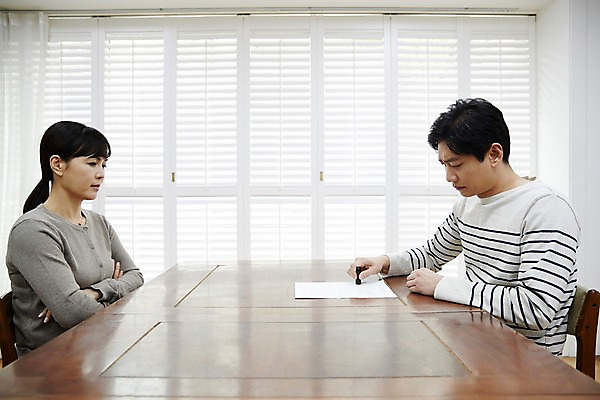 포토 JPG 부부 응시 여자 남자 40대 중년 남편 실내 앉기 상반신 두명 옆모습 도장 마주보기 팔짱 한국인 아내 찡그림 책상 문서 이혼 찍기 중년만 국내포토 커플 시선 뷰포인트 가구 모션 표정 사람 동양인 성인 내부 성인만 파일형식