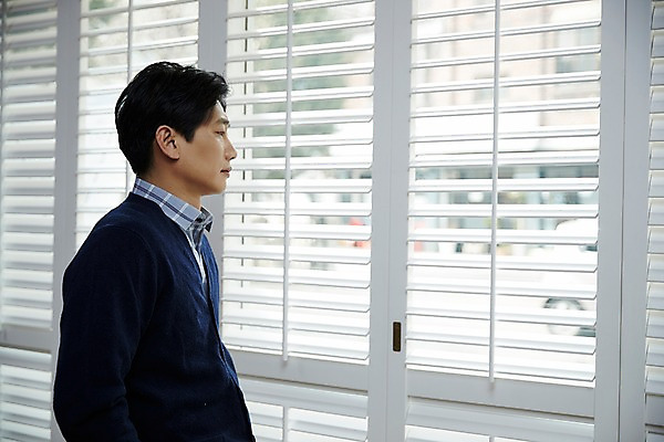 포토 JPG 응시 남자 40대 중년 실내 한명 서기 상반신 옆모습 한국인 창가 고민 창밖 중년남자한명만 국내포토 1 시선 감정 뷰포인트 창문 모션 사람 동양인 성인 내부 남자한명만 중년남자만 파일형식