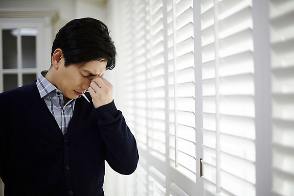 포토 JPG 남자 40대 중년 실내 한명 서기 상반신 옆모습 눈감음 한국인 잡기 창가 고민 미간 중년남자한명만 국내포토 1 감정 뷰포인트 창문 모션 사람 동양인 성인 내부 남자한명만 중년남자만 파일형식