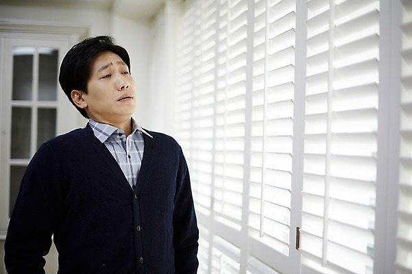 포토 JPG 응시 남자 40대 중년 실내 한명 서기 상반신 앞모습 한국인 한숨 창가 고민 중년남자한명만 국내포토 1 시선 감정 뷰포인트 창문 모션 사람 동양인 성인 내부 남자한명만 중년남자만 파일형식 인종 남자만 중년만 성인만