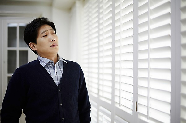 포토 JPG 응시 남자 40대 중년 실내 한명 서기 상반신 앞모습 한국인 한숨 창가 고민 중년남자한명만 국내포토 1 시선 감정 뷰포인트 창문 모션 사람 동양인 성인 내부 남자한명만 중년남자만 파일형식