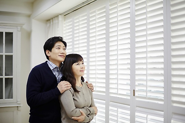 포토 JPG 부부 응시 여자 남자 40대 중년 창문 안기 남편 실내 서기 웃음 상반신 두명 옆모습 다정 한국인 아내 창가 백허그 중년만 국내포토 커플 시선 뷰포인트 컨셉 모션 포옹 표정 사람 동양인 성인 내부 성인만 파일형식