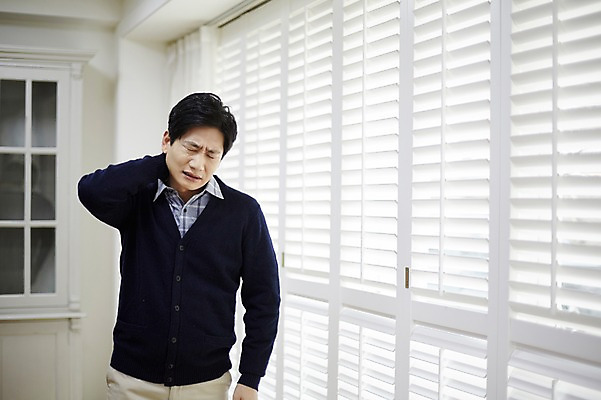 포토 JPG 남자 40대 중년 창문 실내 한명 서기 상반신 앞모습 한국인 잡기 찡그림 창가 뒷목 중년남자한명만 국내포토 1 뷰포인트 모션 표정 사람 동양인 성인 내부 목 남자한명만 중년남자만 파일형식