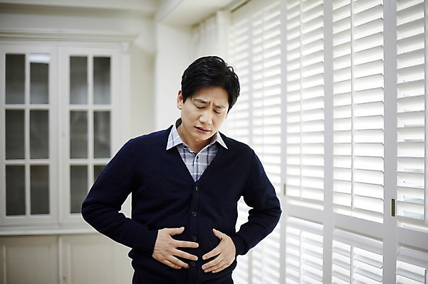 포토 JPG 남자 40대 중년 창문 실내 한명 서기 상반신 앞모습 고통 한국인 잡기 찡그림 창가 복부 중년남자한명만 국내포토 1 감정 뷰포인트 모션 표정 사람 동양인 성인 내부 신체부위 남자한명만 중년남자만 파일형식