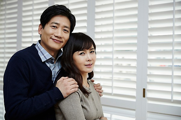 포토 JPG 부부 여자 남자 40대 중년 창문 안기 남편 실내 서기 웃음 상반신 두명 옆모습 기댐 다정 한국인 아내 창가 백허그 중년만 어깨에손 국내포토 커플 뷰포인트 컨셉 모션 포옹 표정 사람 동양인 성인 내부 성인만 파일형식