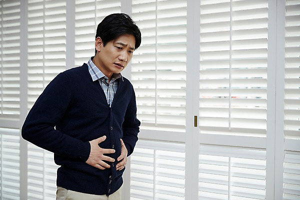 포토 JPG 응시 남자 40대 중년 창문 실내 한명 서기 상반신 옆모습 고통 한국인 잡기 창가 복부 중년남자한명만 국내포토 1 시선 감정 뷰포인트 모션 사람 동양인 성인 내부 신체부위 남자한명만 중년남자만 파일형식