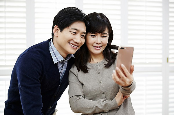 포토 JPG 부부 응시 여자 남자 40대 중년 남편 실내 서기 웃음 들기 상반신 두명 앞모습 옆모습 스마트폰 다정 한국인 아내 셀프카메라 중년만 국내포토 커플 시선 뷰포인트 컨셉 모션 표정 사람 동양인 성인 내부 핸드폰 스마트기기 사진촬영 성인만 파일형식
