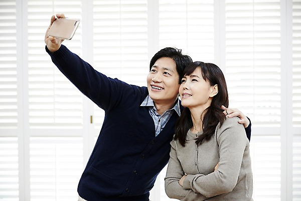 포토 JPG 부부 응시 여자 남자 40대 중년 남편 실내 서기 웃음 들기 상반신 두명 앞모습 옆모습 스마트폰 다정 한국인 아내 셀프카메라 중년만 어깨에손 국내포토 커플 시선 뷰포인트 컨셉 모션 표정 사람 동양인 성인 내부 핸드폰 스마트기기 사진촬영 성인만 파일형식