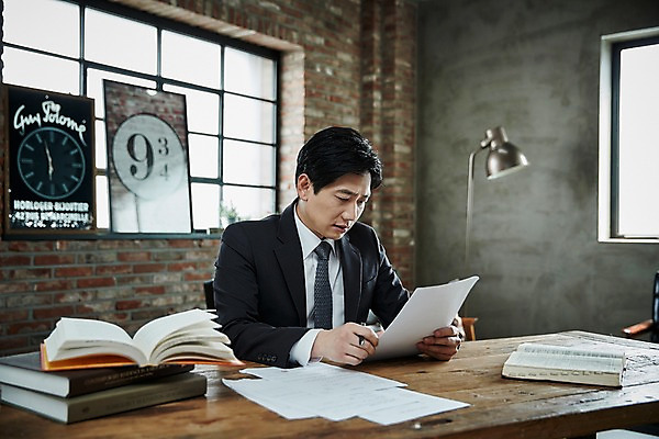 포토 JPG 응시 남자 40대 중년 창문 조명 실내 한명 앉기 상반신 옆모습 책 한국인 책상 문서 심각 중년남자한명만 국내포토 1 시선 뷰포인트 가구 컨셉 모션 사람 동양인 성인 내부 남자한명만 중년남자만 파일형식 생활용품 인종 남자만 중년만 오브젝트 성인만