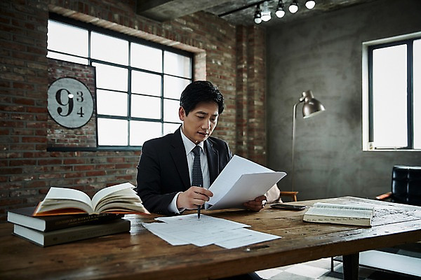 포토 JPG 응시 남자 40대 중년 창문 조명 실내 한명 앉기 상반신 앞모습 책 한국인 책상 문서 심각 중년남자한명만 국내포토 1 시선 뷰포인트 가구 컨셉 모션 사람 동양인 성인 내부 남자한명만 중년남자만 파일형식