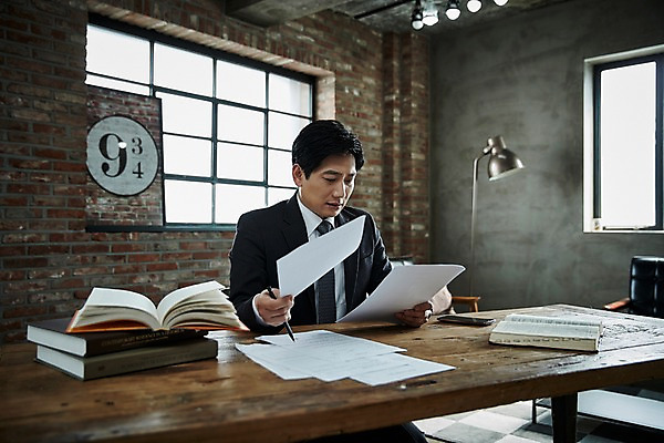 포토 JPG 응시 남자 40대 중년 창문 조명 실내 한명 들기 앉기 상반신 앞모습 책 펜 한국인 책상 문서 심각 중년남자한명만 국내포토 1 시선 뷰포인트 가구 컨셉 모션 사람 동양인 성인 내부 필기구 남자한명만 중년남자만 파일형식