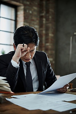 포토 JPG 응시 남자 40대 중년 실내 한명 들기 앉기 상반신 앞모습 아웃포커스 펜 한국인 찡그림 책상 문서 심각 중년남자한명만 국내포토 1 시선 뷰포인트 가구 컨셉 모션 촬영기법 표정 사람 동양인 성인 내부 필기구 남자한명만 중년남자만 파일형식
