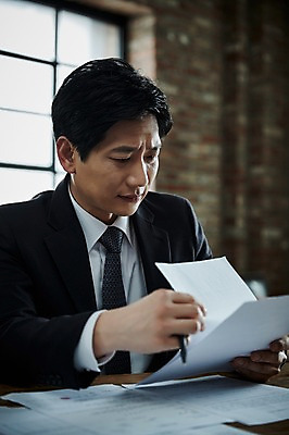 포토 JPG 응시 남자 40대 중년 실내 한명 들기 앉기 상반신 앞모습 아웃포커스 펜 한국인 찡그림 책상 문서 심각 중년남자한명만 국내포토 1 시선 뷰포인트 가구 컨셉 모션 촬영기법 표정 사람 동양인 성인 내부 필기구 남자한명만 중년남자만 파일형식